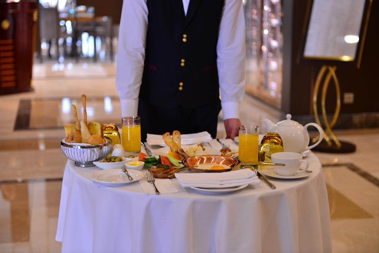 Hotels With On-Site Restaurants And 24-Hour Room Service